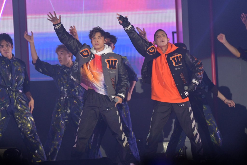 AK請來Lokman一同表演《虎度門》。